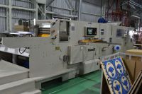 ■タイトル：【設備】自動平盤打抜機◆モデル：三川製 PlatonⅢ（CM-1410VII）SAGA の ものスゴ と言えばMIKAWA👏●あらゆる形の製品を製造可能に！！　　自動平盤打抜機は、段ボールや紙などの平らな材料を自動で切断するための機械です。　抜き型を使って指定された形状に材料を切り抜く機械です。　基本的な原理は、打抜き型を使用して材料を特定のデザイン形状に合わせ正確に　切断することです。　自動平盤打抜機はプログラムによって動作し、複雑なデザインや高精度なカットが　可能です。★本機の特徴は、進化したバイブレータ機能（バイブレーションユニット）を搭載　バイブレロールはツインロール式。　回転数の変化だけで振動の強さを広範囲に調整し、上と下から波形の異なる振動を　与えることで効果的なカス取りを実現。　打抜き後の製品から不要な部分（カス）を自動的かつ効率的に除去し、後工程を　大幅に削減し、効率を高めてくれるのです。