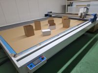 ■タイトル：【設備】サンプルカッター◆モデル：ACS製 AS3020F　純国産で頼りになる　す・て・き・な・奴！！●お客様のニーズを形（製品）にしてくれる縁の下の力持ち💪　　既にご存じの方もいるかもしれませんが、サンプルカッターは、その名の通りサンプルを　製作してくれる機械です。　パッケージを製作する時は、PC上でCADを用いて設計します。　CADで設計した通りに本当に箱になるのか？、中に入る商品にちゃんと合ったサイズの箱か？　製品化の前に確認が必要となります。　そんな時に活躍してくれるのが…　サンプルカッターです。　サンプルカッターでサンプルをカットして、箱の形状を確認するのです。　　当社では、お客様の要望をお聞きし、まずはサンプルカッターでサンプルを製作いたします。　製作したサンプルを元に打ち合わせをさせて頂き、サンプル品の修正を繰り返してお客様の　要望を形にしていきます。　最終的に寸法、デザインとお客様の要望に見合う箱のサンプルを得て、製品となり、お客様の　元へと旅立っていくのです。　パッケージのデザインから携わらせて頂いた製品は、当社にとっても我が子の旅立ちのような　ものです。　ちゃんとお客様の商品をお守りしろよ～っ と思いを馳せ、温かく見守りながら送り出します。　★サンプルカッターなら、大型の機械では製作出来ないような特殊な箱の製作も可能なのです。　※小ロットの製品なら、サンプルカッターで製作も致します。　