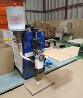 ■タイトル：【設備】手貼り糊付け機◆モデル：グルーピー●小ロット多品種対応！ 段ボールから板紙まで糊付け可能！！　　グルーピーはコンパクトで使いやすい卓上型の手貼り糊付け機。　本機は設置場所を選ばないコンパクト設計で、どこでも手軽に　作業を行う事が出来ますので、効率的かつ簡単に糊付を行う事が　出来ます。　サイド定規の位置を調整すれば、糊代の広いものから狭いものまで対応可能。　押えローラーの高さや糊の吐出量を調整すれば、厚手の紙から薄手の紙まで　糊付けＯＫ！★操作が簡単、使用後の清掃、日々のメンテナンスも簡単で、誰でも使用可能✌　毎日作業を行っても、壊れ知らずで仕事を止めません。　タフネスなところも売りです「グルーピー」。　　このたたずまいには「味」や「深み」が感じられるくらい年季が入っています。